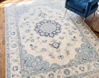 Tappeto Oushak annodato a mano, blu avorio, con motivo floreale a medaglione, morbido e neutro, ideale per soggiorno, stile vintage.
