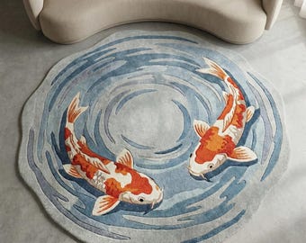 Könnte beinhalten: Runder Teppich mit zwei Koi-Fischen in einem Teich-Design. Der Teppich hat einen hellblauen Hintergrund mit dunkelblauen Wasserwellenmustern. Die Koi-Fische sind orange, weiß und schwarz.