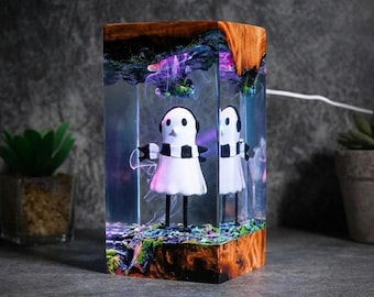 Lampada in legno e resina Pu.n.pu.n in piedi nella nebbia, luce notturna unica con arte anime, diorama epossidico artigianale, regalo estetico per sala giochi