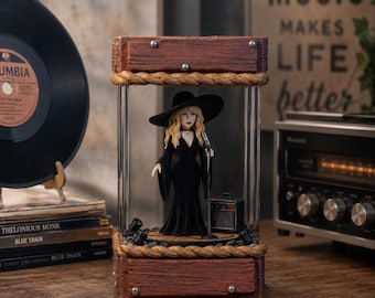 Stevie Nicks Mini-Harz-Lampe, Fleetwood Mac Musik-Icon-Figur, Rock-Legende Nachtlicht, Witchy Boho Schreibtischdekoration