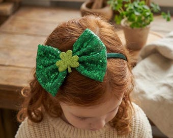 Presilha de cabelo em forma de trevo com lantejoulas para o Dia de São Patrício, acessório infantil feito à mão.