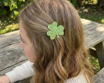 Presilha de cabelo em forma de trevo com glitter, Dia de São Patrício, feita à mão.