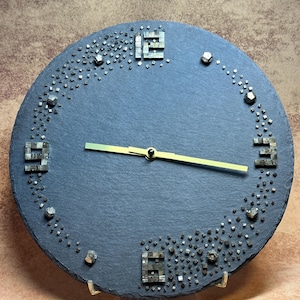 Reloj de pizarra artesanal con pirita – reloj de pared radiocontrolado con números romanos – regalo para él y para ella – decoración de piedra natural