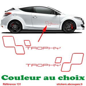 Peut inclure: Une voiture blanche avec des roues noires et des étriers de frein rouges. La voiture a un graphique rouge qui dit "TROPHY". En dessous de la voiture, un graphique rouge avec le texte "Couleur au choix".