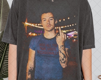 Comfort Colors Funny Harry Styles Middle Finger Vintage T-Shirt, Harry Styles Graphic Fan Tee T-Shirt, Gift For Women and Man Unisex T-Shirt