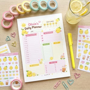Puede incluir: Una hoja de planificador diario titulada Olivia's Daily Planner con secciones para horario, prioridades, lista de tareas, notas y cuidado personal, decorada con ilustraciones de limones, rodeada de rollos de cinta washi, clips de corazón y pegatinas.