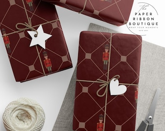Weinrotes Weihnachtsgeschenkpapier: Nussknacker im Diamantenmuster