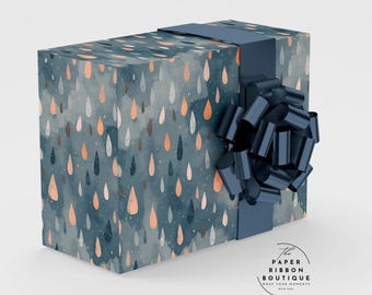 Papel de regalo con gotas de lluvia otoñales: hojas azules y naranjas para envolver regalos