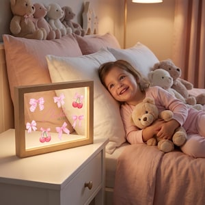 Luminária Noturna LED Personalizada Coquette | Luminária Acrílica com Nome Personalizado | Luminária para Quarto de Bebê com Laço Rosa | Decoração Cerejeira para Quarto imagem 6