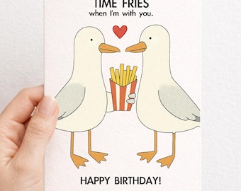 Roligt födelsedagskort med mås: Söta måsar som delar pommes frites. Humoristisk design, tiden flyger när jag är med dig.
