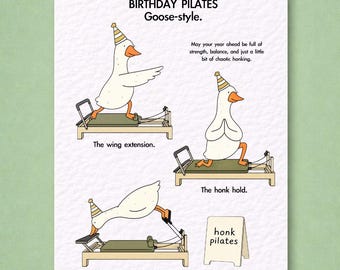 Tarjeta de cumpleaños divertida con diseño de ganso practicando Pilates: diseño humorístico para un amigo, tarjeta de felicitación del estudio Honk con temática de Pilates.
