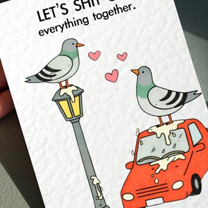 Pode incluir: Cart&atilde;o com o texto "LET'S SHIT ON everything together." Apresenta dois pombos de desenho animado, um em um poste de luz e outro em um carro vermelho. Cora&ccedil;&otilde;es rosa flutuam entre eles.