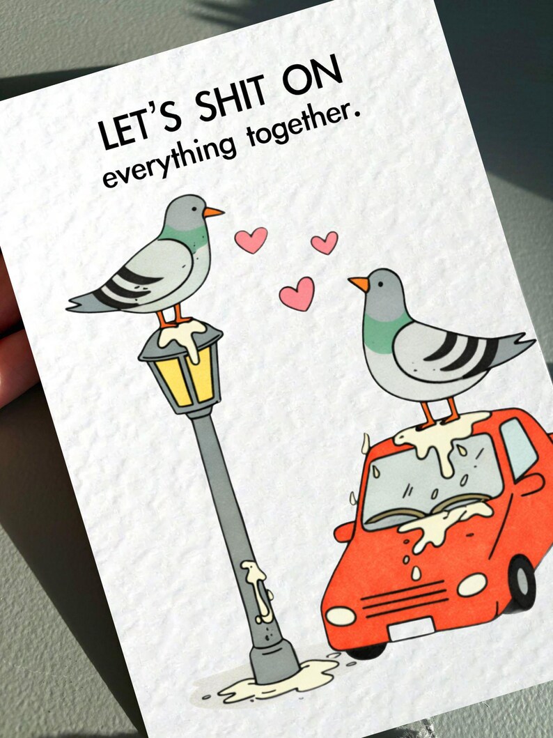 Pode incluir: Cart&atilde;o com o texto "LET'S SHIT ON everything together." Apresenta dois pombos de desenho animado, um em um poste de luz e outro em um carro vermelho. Cora&ccedil;&otilde;es rosa flutuam entre eles.