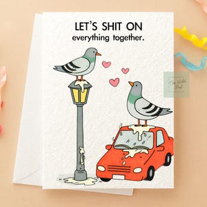 Pode incluir: Cart&atilde;o de felicita&ccedil;&otilde;es humor&iacute;stico com o texto "LET'S SHIT ON everything together." apresenta pombos de desenho animado, um num poste de luz e outro num carro vermelho. Cora&ccedil;&otilde;es cor-de-rosa flutuam entre os p&aacute;ssaros.