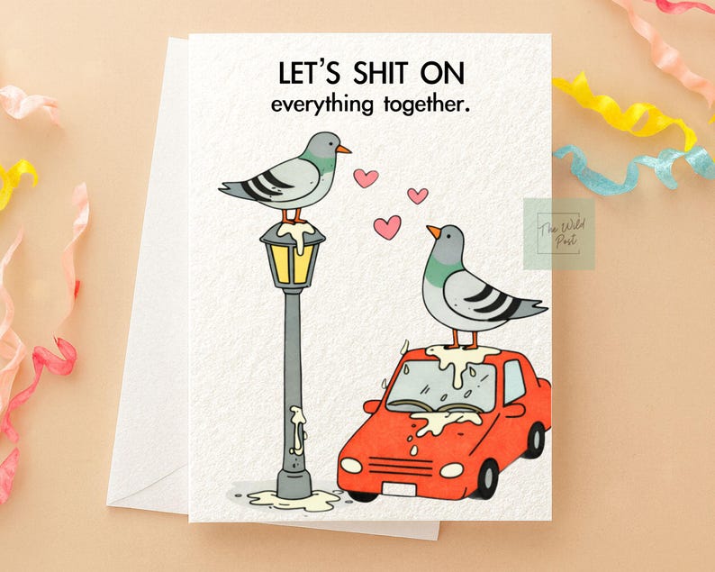 Pode incluir: Cart&atilde;o de felicita&ccedil;&otilde;es humor&iacute;stico com o texto "LET'S SHIT ON everything together." apresenta pombos de desenho animado, um num poste de luz e outro num carro vermelho. Cora&ccedil;&otilde;es cor-de-rosa flutuam entre os p&aacute;ssaros.