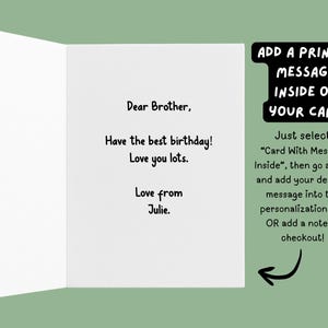 Pode incluir: Um cart&atilde;o branco com a mensagem "Querido irm&atilde;o, Tenha o melhor anivers&aacute;rio! Amo-te muito. Com amor, Julie." O cart&atilde;o tamb&eacute;m inclui instru&ccedil;&otilde;es para adicionar uma mensagem impressa.