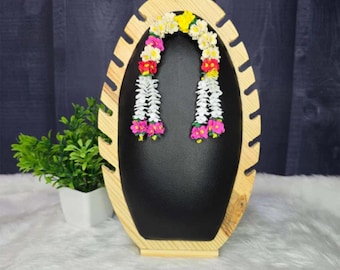 Handgefertigte Blumensteckschaum Chandrika | Radha Krishna Idol Dekor | Andere Devi Shringar