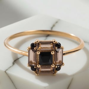 Anillo de ónix negro y cuarzo ahumado estilo Art Déco. Joyería única y llamativa.