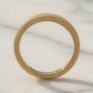 Anillo de oro macizo de 14 quilates con diseño de piel de serpiente y textura de escamas de pitón. Joyería de boda geométrica.