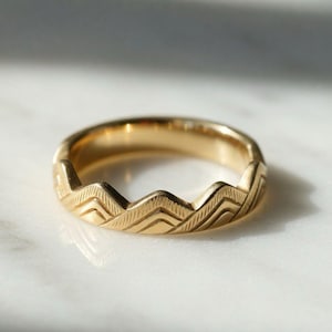 Può includere: Un set di tre tazze in ceramica con finitura opaca e macchiettata. Le tazze sono nei toni crema, grigio chiaro e grigio scuro. Ogni tazza ha un design semplice e minimalista e un manico arrotondato. Per caffè, tè o altre bevande.