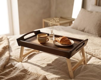 Mesa de desayuno de madera con patas plegables y bandeja rústica de roble.