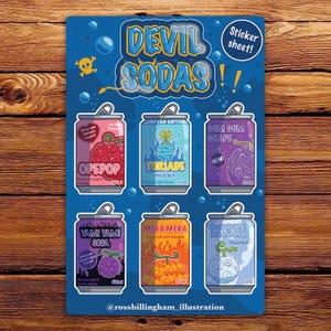 Può includere: Un foglio di adesivi con sei disegni illustrati di lattine di soda. Il foglio presenta il testo "DEVIL SODAS!" e vari disegni di lattine, tra cui "OPEPOP", "TORIADE" e "GUM GUM GRAPE". Ogni lattina ha un nome e una grafica unici.