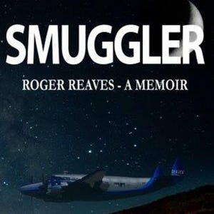 Może przedstawiać: Okładka książki "Smuggler: Roger Reaves - A Memoir". Obraz przedstawia nocne niebo z samolotem lecącym nad ciemnym krajobrazem. Poniżej znajdują się portrety osób "Poszukiwanych": Jorge Ochoa, Pablo Escobar, Roger Reaves i Barry Seal.