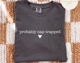 Probabilmente Nap Trapped SVG PNG / Maglietta divertente per la vita da mamma (download digitale)