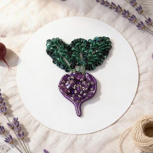 Puede incluir: Un juego de tres tazas de cerámica con un acabado moteado y mate. Las tazas son de color crema, gris claro y gris oscuro. Cada taza tiene un diseño simple y minimalista, ideal para café o té.