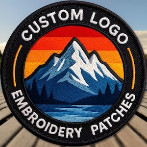 Puede incluir: Un juego de tres tazas de cerámica con acabado mate moteado. Las tazas son de color crema, gris claro y gris oscuro. Cada taza tiene un diseño simple y minimalista, ideal para café o té.