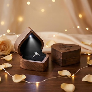 Spersonalizowane pudełko na pierścionek zaręczynowy w kształcie serca z podświetleniem LED, podświetlane pudełko na pierścionek zaręczynowy, grawerowany drewniany uchwyt na pierścionki, prezent ślubny dla pary