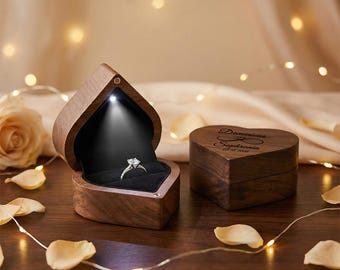 Caja para anillo de compromiso LED con forma de corazón personalizada, caja iluminada para anillo de pedida de mano, soporte de madera para anillo grabado a medida, regalo de boda para parejas.