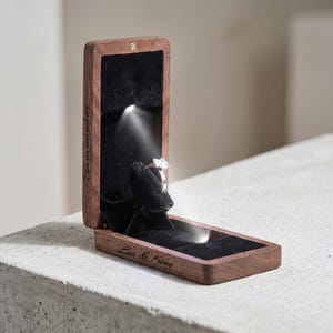 Scatola portagioie in noce con LED, scatola portagioie personalizzata per anello di fidanzamento con luce, scatola portagioie romantica per proposta di matrimonio, scatola portagioie per anello nuziale, regalo per lei