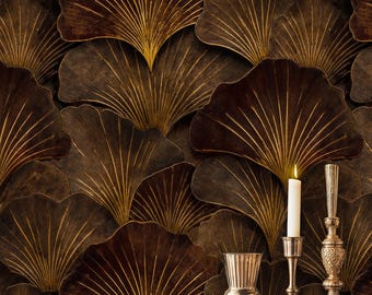 Könnte beinhalten: Ein Tapetendesign mit einem sich wiederholenden Muster aus stilisierten, fächerförmigen Blättern in Braun- und Goldtönen. Eine Kerze, Kerzenständer und eine Vase stehen auf einem schwarzen Tisch im Vordergrund.