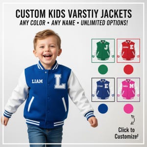 Peut inclure: Un garçon porte une veste de collège bleue et blanche avec le nom "LIAM" et la lettre "L". L'image comprend le texte "CUSTOM KIDS VARSITY JACKETS" et "ANY COLOR • ANY NAME • UNLIMITED OPTIONS!"