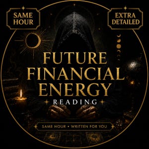 Pode incluir: Um gráfico circular apresentando uma figura encapuzada no centro com o texto dourado FUTURE FINANCIAL ENERGY READING. O design inclui uma vela acesa, símbolos celestiais e as frases SAME HOUR e EXTRA DETAILED em molduras douradas.