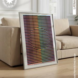 Puede incluir: Una lámina de arte rectangular enmarcada con un patrón geométrico de rayas horizontales en rojo, azul, amarillo y negro. Un gran círculo central se forma mediante la alineación de estas rayas. El texto Carlos Cruz-Diez aparece impreso abajo.