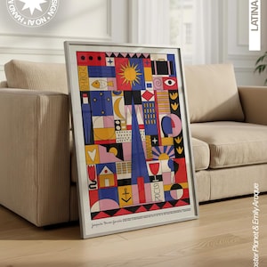 Puede incluir: Una lámina de arte rectangular enmarcada con una composición en cuadrícula de formas geométricas, símbolos e iconos coloridos, incluyendo un sol, un pez, un ancla y un ojo. El texto "LATINAJE" aparece verticalmente, con "Joaquin Torres Garcia" en la parte inferior.