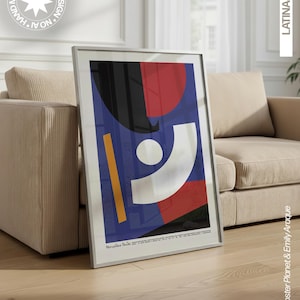 Puede incluir: Una lámina de arte rectangular enmarcada titulada Latina-je de Mercedes Pardo, con una composición abstracta de formas geométricas en rojo, negro, azul, blanco y amarillo. La impresión incluye texto pequeño en la parte inferior y un marco plateado.