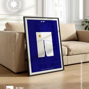 Può includere: Un poster verticale incorniciato con uno sfondo blu intenso e una grafica rettangolare bianca al centro. La grafica mostra una sottile linea orizzontale, una fessura verticale e un piccolo cerchio arancione. Il testo riporta The Poster Planet & Emily Araque.