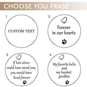Pu&ograve; includere: Grafica con quattro cerchi, ognuno con un'opzione di testo diversa. Il testo in alto recita "CHOOSE YOU FRASE". Il primo cerchio dice "CUSTOM TEXT". Il secondo dice "Forever in our hearts" con una zampa e un cuore. Il terzo dice "If love alone could have saved you, you would have lived forever". Il quarto dice "My favorite hello and my hardest goodbye".