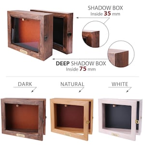 Pu&ograve; includere: Scatole ombra in legno nelle finiture scure, naturali e bianche. La scatola ombra profonda &egrave; di 75 mm all'interno, e la scatola ombra normale &egrave; di 35 mm all'interno. Ogni scatola ha un frontale in vetro, una porta a cerniera e una piccola chiusura in ottone.