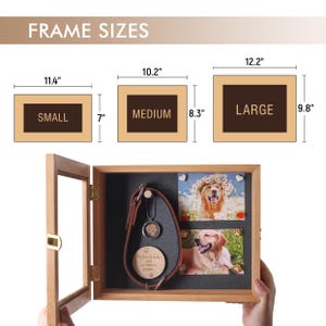 Pu&ograve; includere: Scatola commemorativa in legno per animali domestici con porta in vetro, che mostra un collare per cani, un ciondolo e due foto. La scatola ha tre opzioni di dimensioni del telaio: piccolo (29 cm x 18 cm), medio (26 cm x 21 cm) e grande (31 cm x 25 cm).