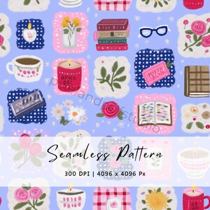 Peut inclure: Un motif répétitif sur fond bleu clair présentant diverses illustrations dont des piles de livres, des lunettes, des bougies rouges, des compositions florales et des tasses. Le texte Seamless Pattern 300 DPI 4096 x 4096 Px est visible.