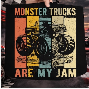 Puede incluir: Gr&aacute;fico negro con un dise&ntilde;o de monster truck y el texto "MONSTER TRUCKS ARE MY JAM". El dise&ntilde;o incluye una parrilla en forma de calavera y una combinaci&oacute;n de colores vintage en naranja, amarillo, azul y beige.