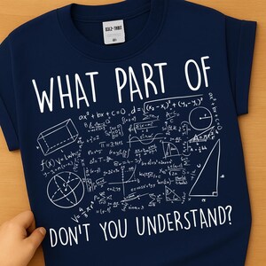 Peut inclure: Sweat-shirt bleu marine avec des &eacute;quations math&eacute;matiques blanches et le texte "WHAT PART OF DON'T YOU UNDERSTAND?". Un design amusant pour les amateurs de math&eacute;matiques.