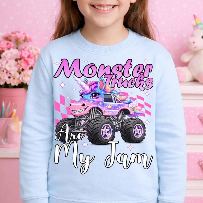Puede incluir: Sudadera azul claro con un dise&ntilde;o de cami&oacute;n monstruo colorido con un cuerno de unicornio y el texto "Monster Trucks Are My Jam". El dise&ntilde;o incluye colores rosa, morado y azul. El dise&ntilde;o est&aacute; sobre un fondo azul claro.