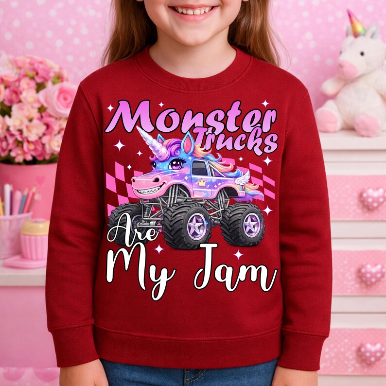 Puede incluir: Una sudadera burdeos con un gr&aacute;fico colorido de un cami&oacute;n monstruo dise&ntilde;ado como un unicornio. El texto "Monster Trucks Are My Jam" se muestra en escritura blanca. El dise&ntilde;o incluye un patr&oacute;n de bandera a cuadros y estrellas.