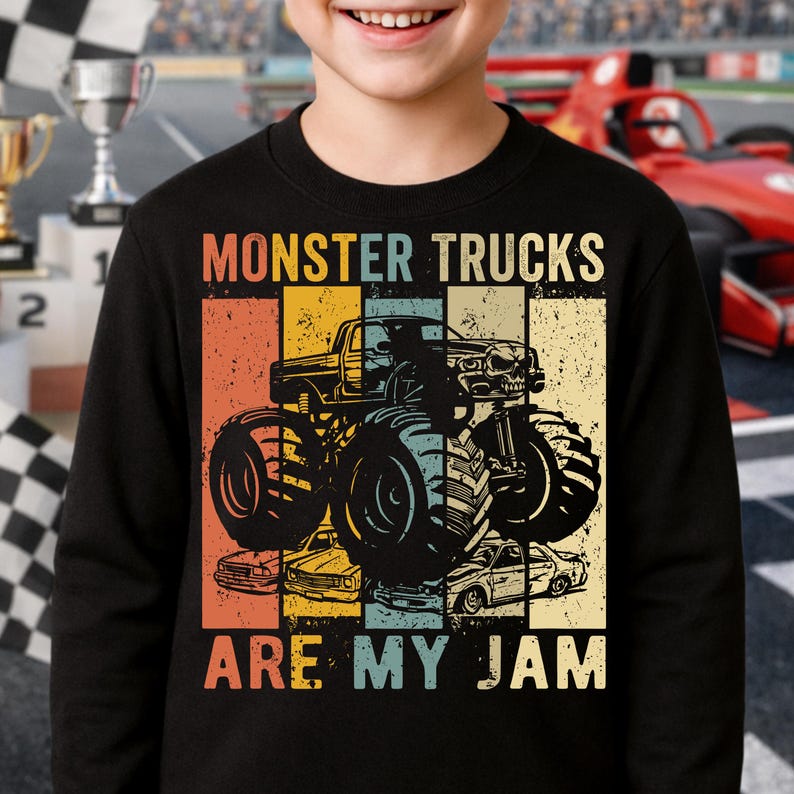 Puede incluir: Sudadera negra con un gr&aacute;fico de monster truck y el texto "MONSTER TRUCKS ARE MY JAM" en un estilo retro. El dise&ntilde;o presenta un monster truck con una parrilla en forma de calavera y otros veh&iacute;culos.