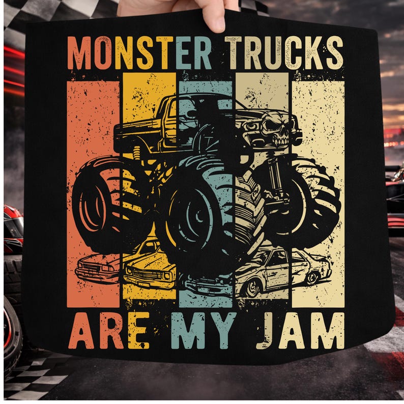 Puede incluir: Gr&aacute;fico negro con un dise&ntilde;o de monster truck y el texto "MONSTER TRUCKS ARE MY JAM". El dise&ntilde;o incluye una parrilla en forma de calavera y una combinaci&oacute;n de colores vintage en naranja, amarillo, azul y beige.
